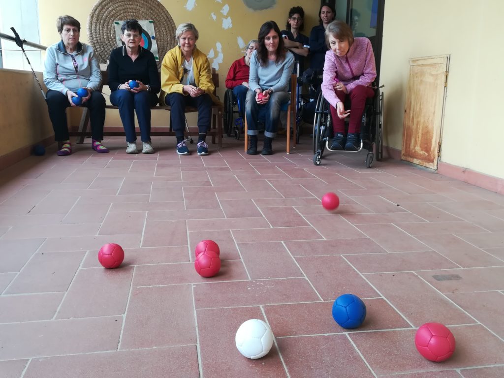 pazienti di Villa il Sorriso giocano a bocce