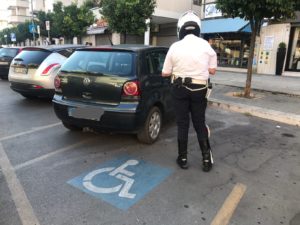 vigile multa veicolo parcheggiato nel posto disabili