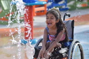 bambina disabile gioca al parco acquatico di San Antonio in Texas