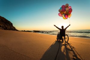 disabile felice in spiaggia