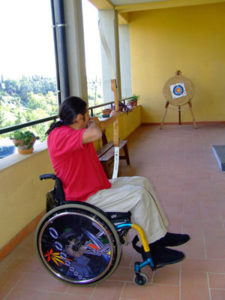 un frequentatore prova il tiro con l'arco