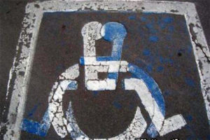 due loghi disabili contrapposti formano una scena di sesso tra portatori di handicap