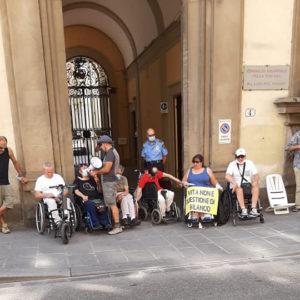 manifestazione dei disabili gravi davanti alla sede dellaGiunta Regionale Toscana