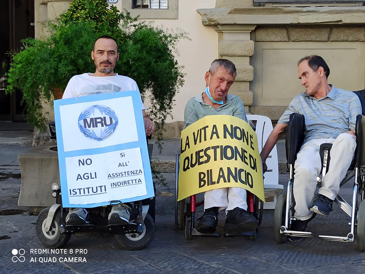 manifestazione dei disabili gravi davanti alla sede della Giunta Regionale Toscana