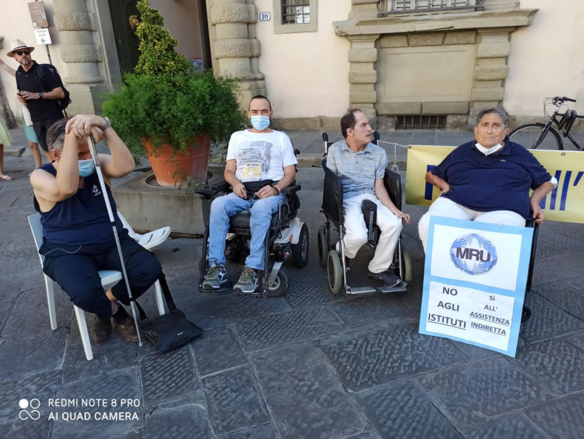 manifestazione dei disabili gravi davanti alla sede della Giunta Regionale Toscana