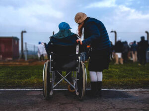 una persona disabile col suo cargiver