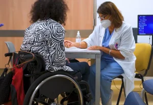 Una paziente del progetto Per ogni donna – Cure senza barriere a colloquio con una dottoressa